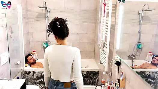 Мой Сосед По Комнате Делает Мне Минет В Ванне И Сперма Попадает На Мокрые Джинсы