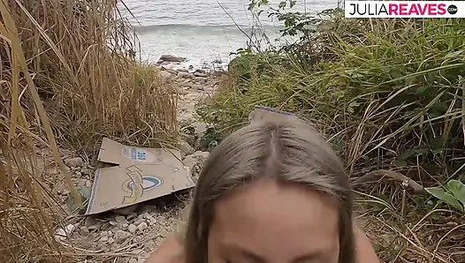 Genç sürtük sikilirken çalıların üzerinde domalıyor