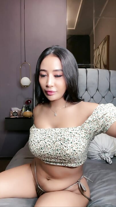 Model imut indoneaiia lagi asik masturbasi dan fingering memeknya