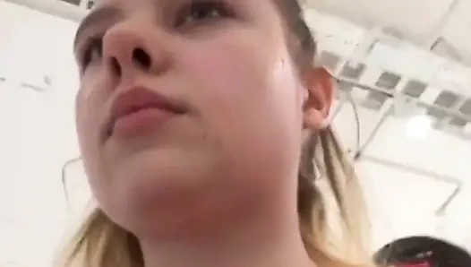 Отличная мастурбация в раздевалке