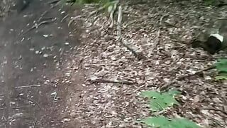 Hodajući golo stopalo i gola iz auta za drkanje u šumi