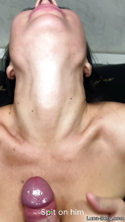 邻居让我和我一起狠狠地吮吸他, 反向骑乘他女牛仔, 让他射在我的屁股上