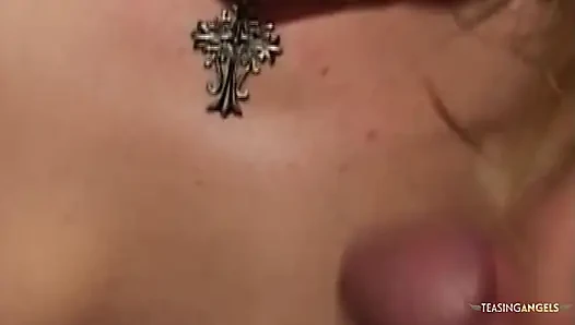 Tek bir şanslı adamla cinsel faaliyetlere girişten zevk alan iki edatkar kadın