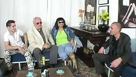 Сексуальную девушку-блондинку трахнули двойным проникновением в анальном тройничке