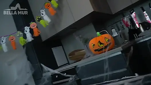 The hottest kitty on Halloween party