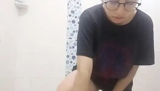 Tenli nem duşu alıyor