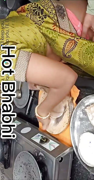 بهبهی رو دوار موقع درست کردن روتی غافلگیر کرد، با محبت زیاد بهبهی رو راضی کرد و بعد کیر رو تو دهنش گذاشت