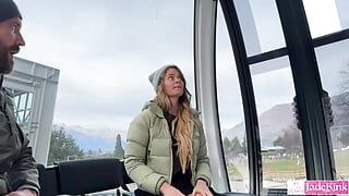 Iubită amatoare sexy suge pula unui străin în călărire cu gondola