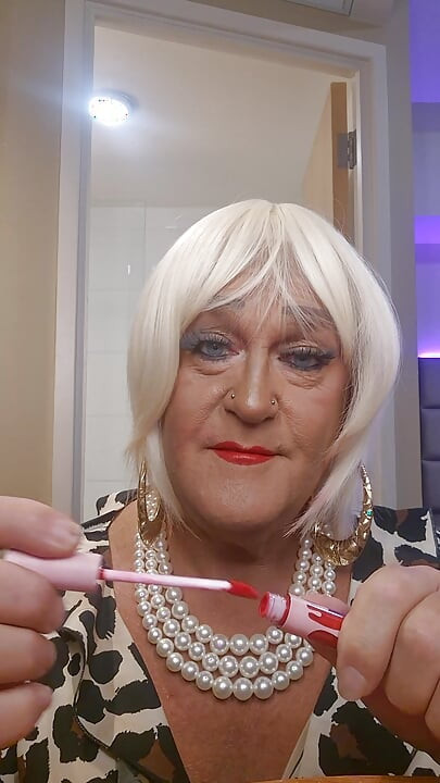 Η πουτάνα Sissy Tanyalushxx εφαρμόζει την πίπα της