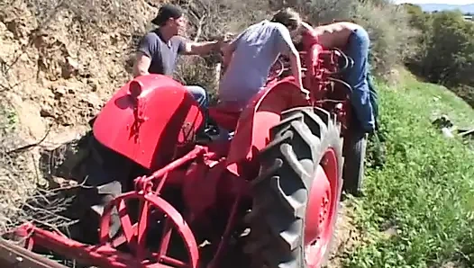 Büyük göğüslü siyah orta yaşlı seksi kadın azgın bir grup adamla sikişiyor ve sert grup seks yapıyor