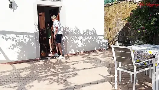 Avdan uzman ve yaramaz teyze, yeğeninin arkadaşının sapkınlığını ortaya çıkararak yırtıcıya dönüşür