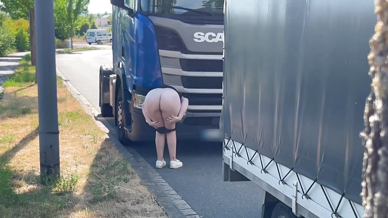 Public: Hot Masturbation Show for the Truck Driver