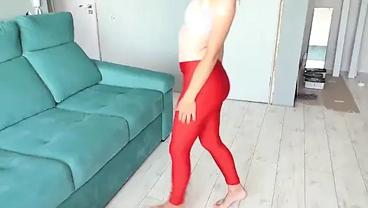 Sarışın, büyük bir penis emmeyi ve yırtılmış taytla sevişmeyi çok seviyor