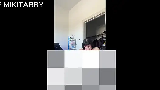 SEVIMLI KıZ MIKI'NIN EMIYOR VE BINIYOR