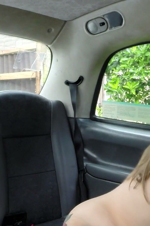 Weibliche fake taxi - die vollbusige blonde Lu Elissa leckt ihre erste muschi