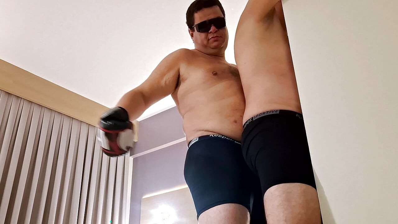 Policajac Hitterboxer Mi Daje Gutpunching
