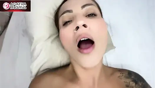 Ich, Agatha Mama, bei einem Besuch von meiner Freundin BBC mitten im Fick, habe das Kondom abgenommen! Und er kommt in ihre Muschi