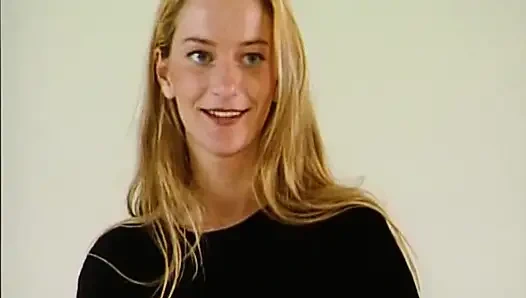 Стильная крошка из Германии получила свой идеальный наряд, но нижнее белье остается