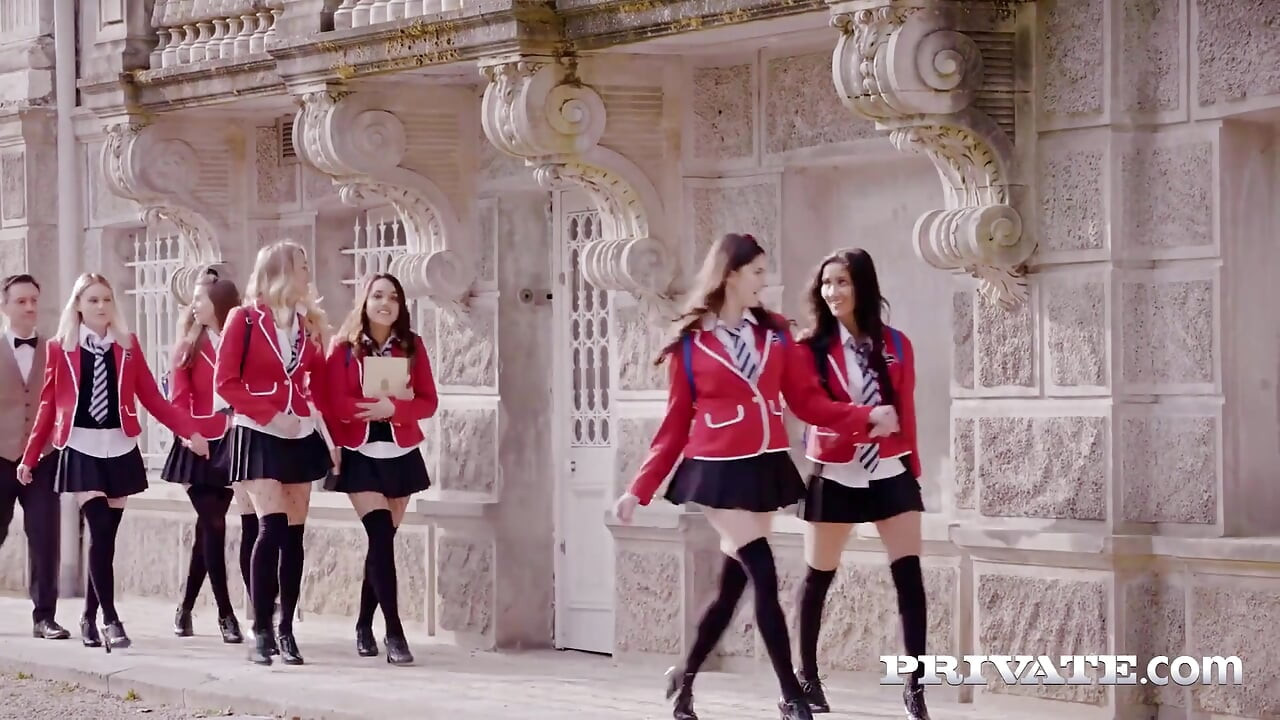 Resulta que Scarlett Knight ha estado follando con la maestra todo el año