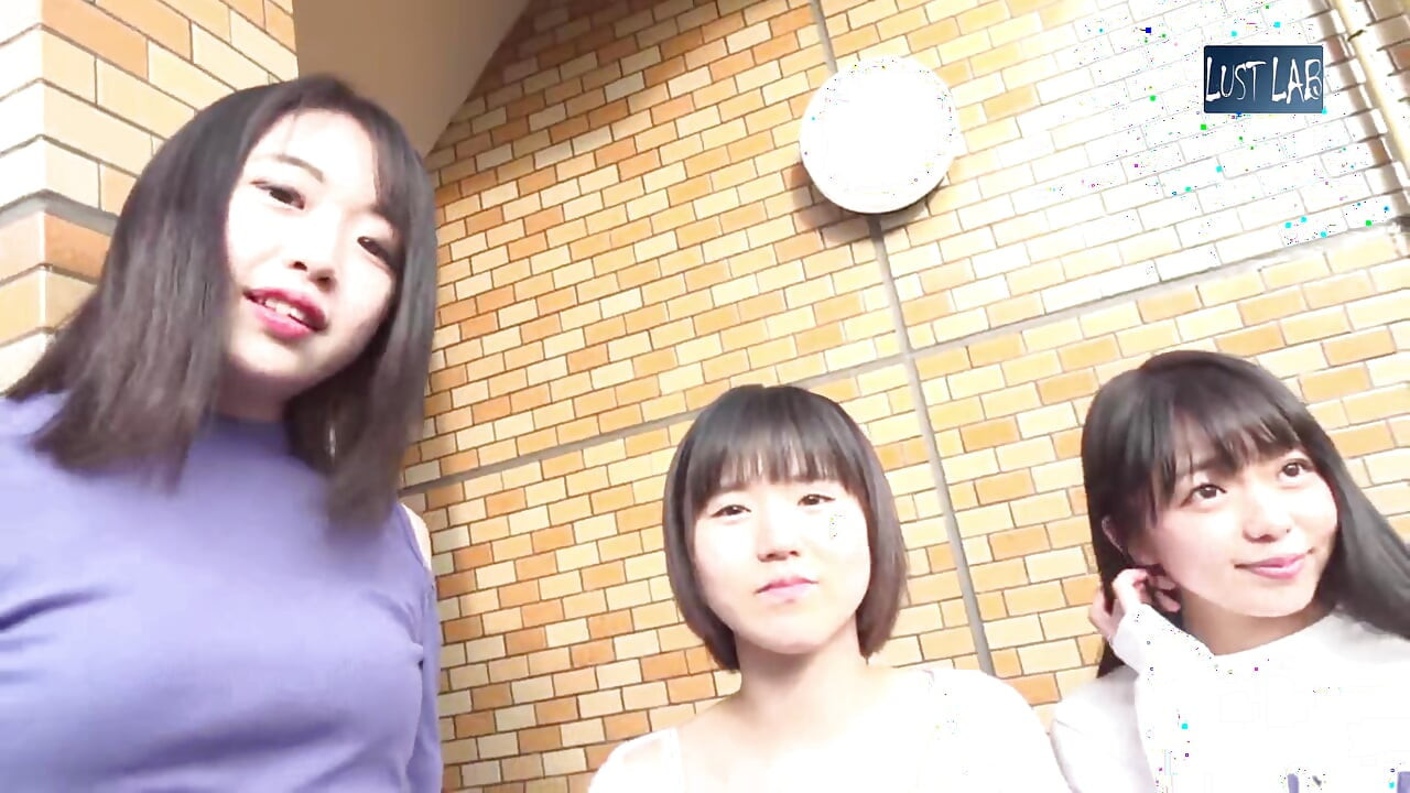 짧은 치마를 입은 바람둥이 방문자가 나를 초대하고, POV는 장난감과 끈질긴 페이스로 뜨겁게 변해 1부