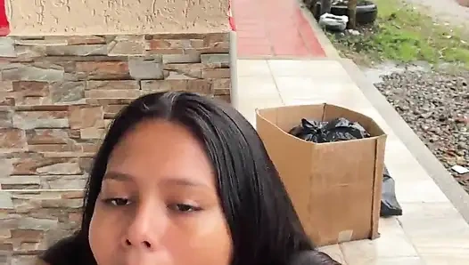 Она обожает сосать и за ней наблюдают соседи