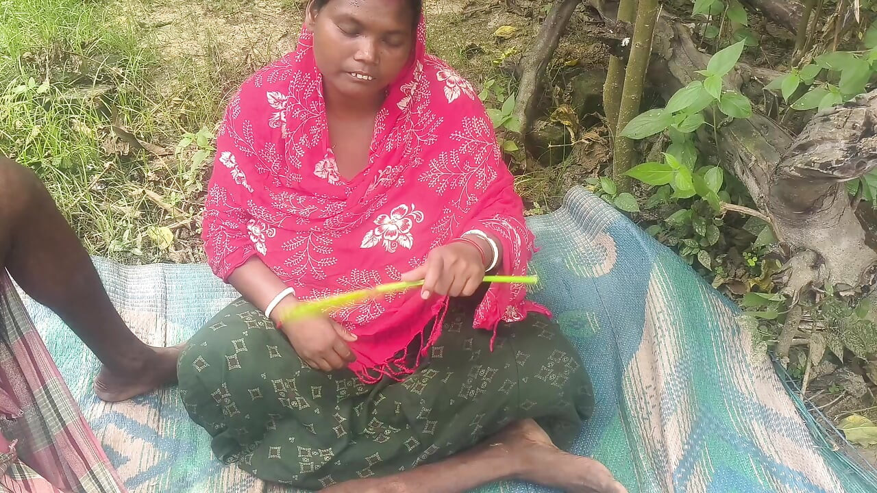 Indian pados ki bhabhi ko jungle mein chudai ki