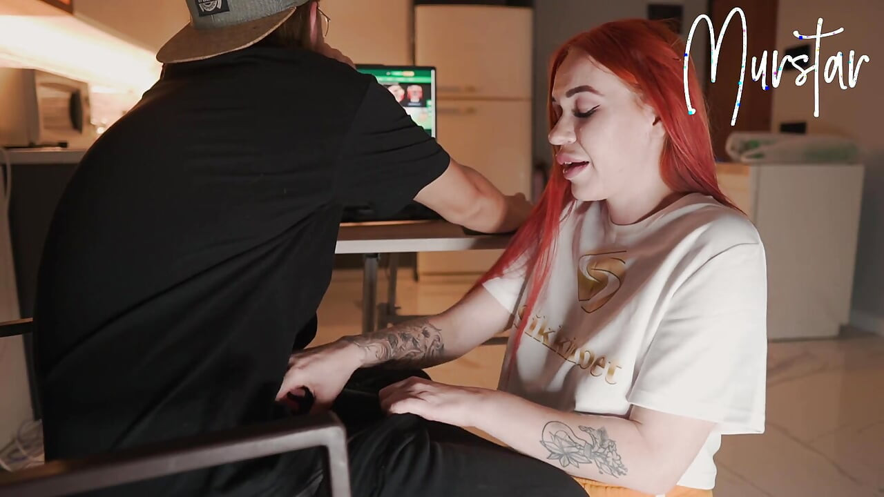 Mój chłopak jest tak zajęty, że nie zauważył, jak spuszcza się do moich ust