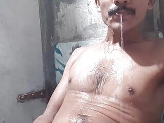 Plas Indische man badkamer neukpartij pornofilm