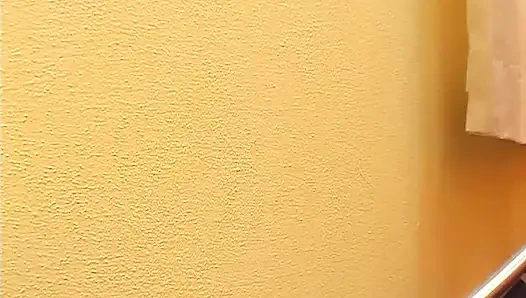 Gadis rambut cokelat yang menggemaskan memeknya dijilat dan dientot pakai mainan seks