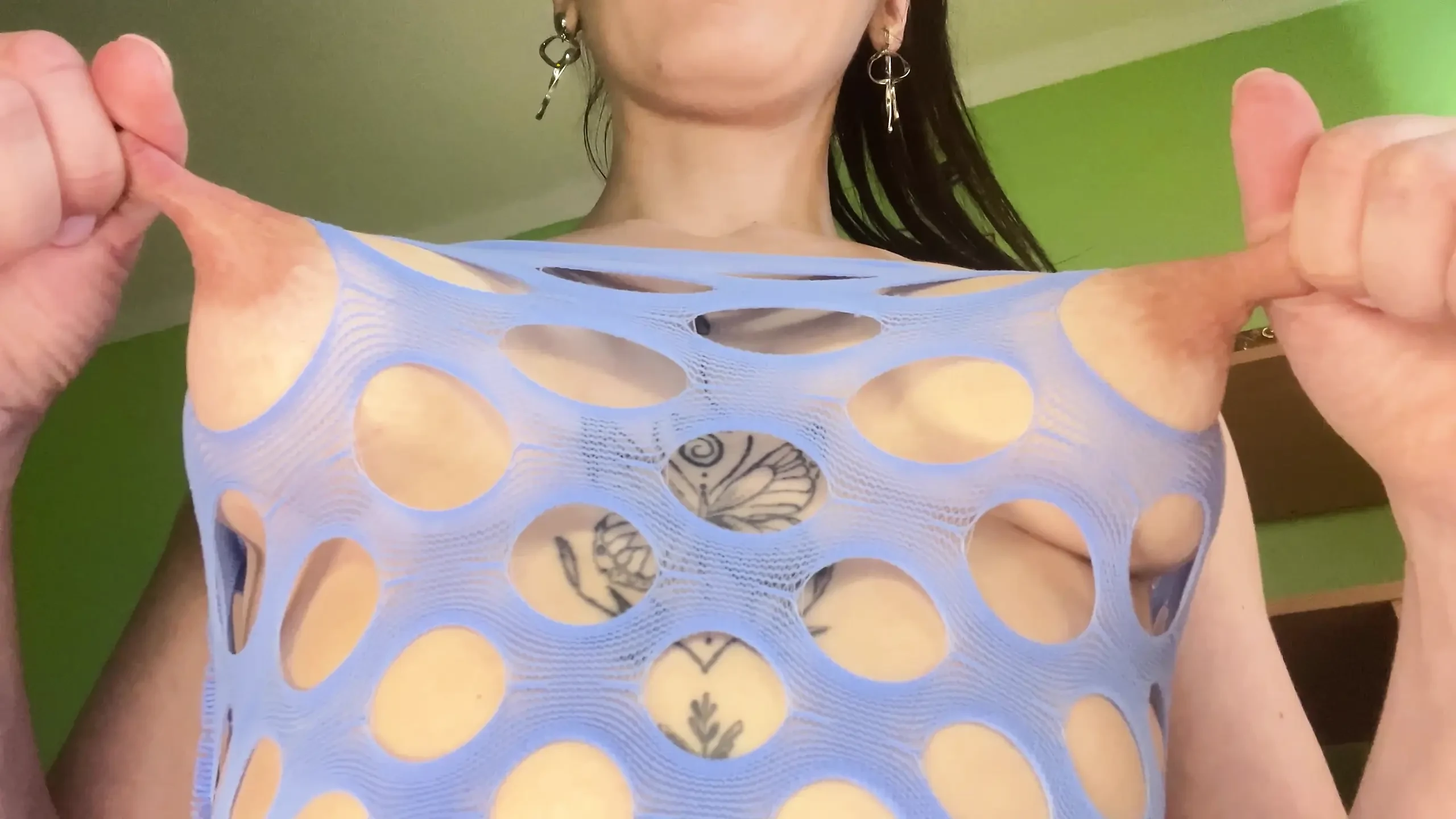这些乳头太大了，把我最喜欢的裙子变成了网状