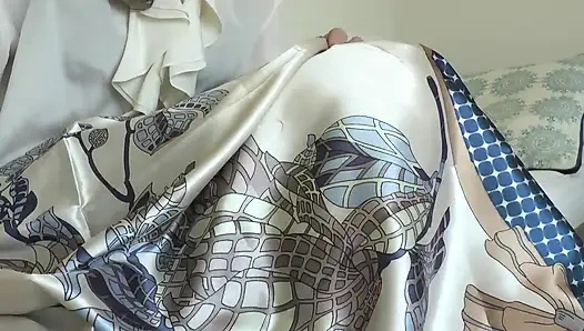 Syal satin baruku bikin kamu pengen muncrat dan lemah, scarf joi, lady victoria valente