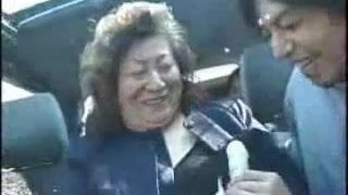 La abuela asiáticos en autobús
