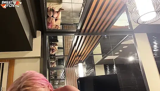 Массажистка Делает Глубокий Минет Мускулистому Парню и Ебется - Кончил в Рот