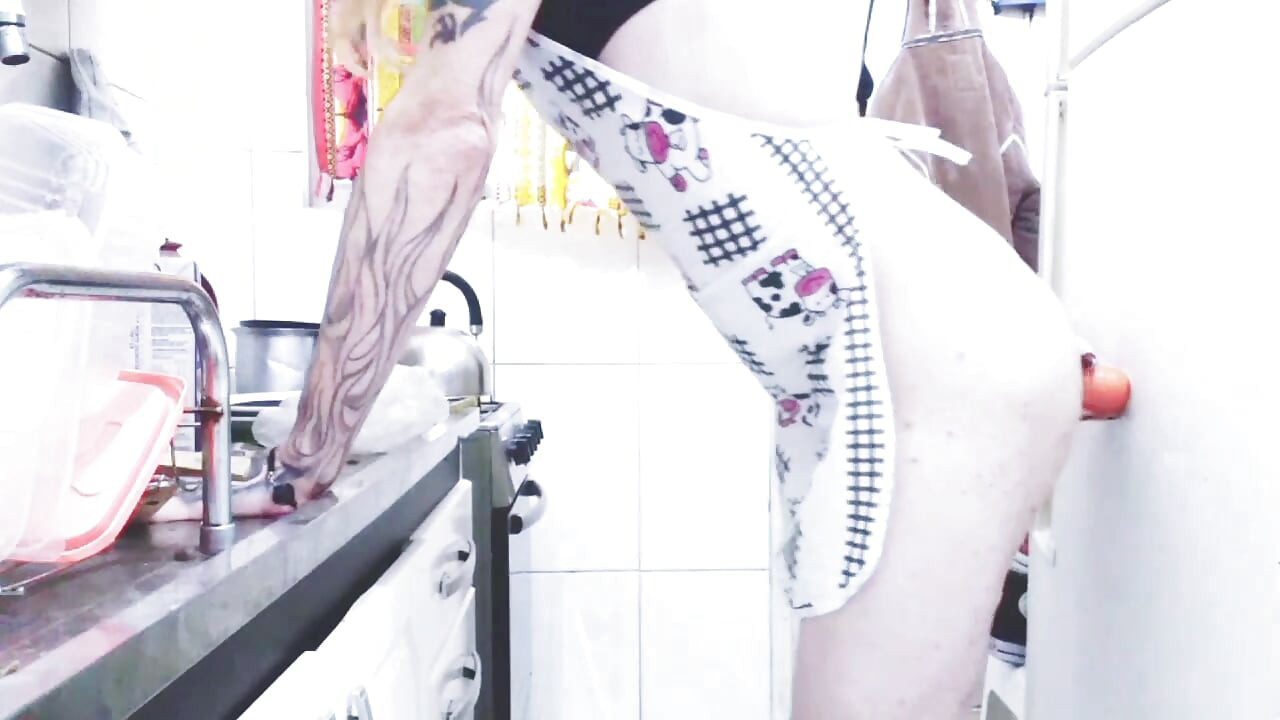 Домохозяйка-транс втыкает морковку в ее задницу