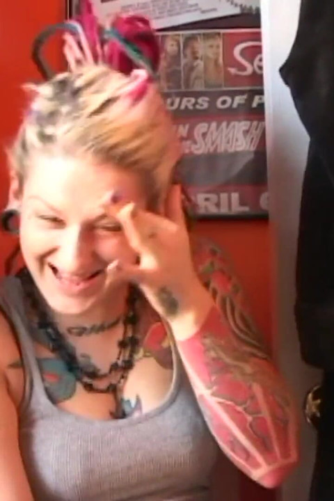 Tatuada linda recebe sobrancelhas arrancadas e bunda fodida