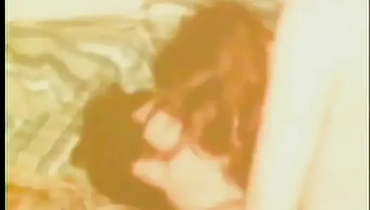 Lezbiyenler üçlü amcık yalıyor nostaljik amcık sikişi