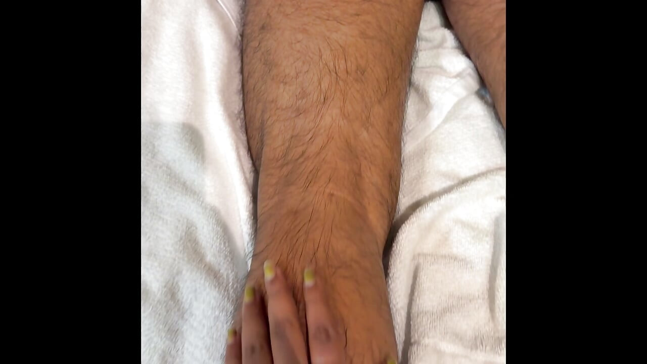 Massagem caseira indiana com loção corporal feita em casa com uma bhabi indiana