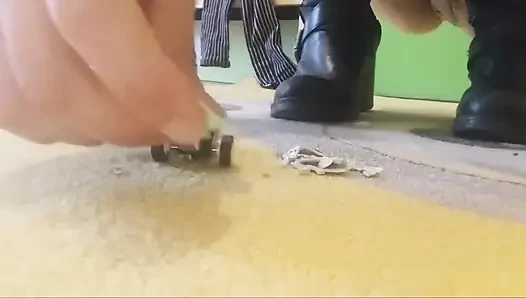 Eine wunderschöne, aber sadistische riesin .. Maschinen haben keine Hoffnung, gerettet zu werden