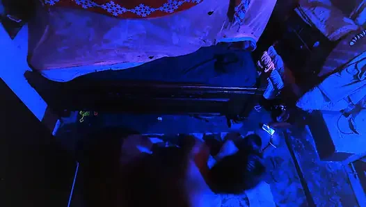 Üvey kız kardeşin üvey erkek kardeşiyle sikişiyor