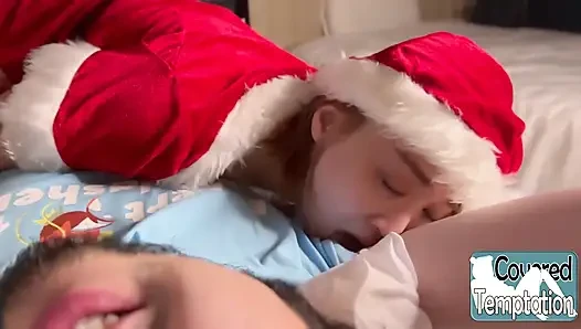 Süßestes weihnachtsmann-mädchen kommt rein, um hallo zu sagen. Süße Grüße, festliche Vibes, Herzen rennen!