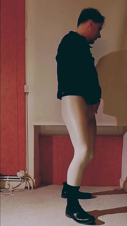 Cewek sange ini lagi asik masturbasi memeknya pakai legging vinyl warna putih