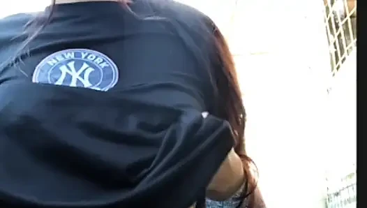 Gadis seksi ini muncrat dan muasin memeknya sendirian untuk penggemarnya