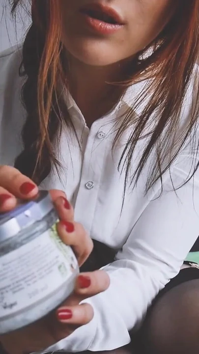 "Asmr 31 talimatı - yardımlı mastürbasyon terapisi"nden duygusal an.