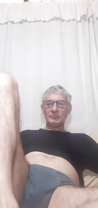 Prekrasan muškarac u majici kratkih rukava i gaćicama čeka da se skine kako bi se počeo seksati.