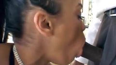 Une adolescente noire mouillée et excitée se fait baiser par une grosse bite noire