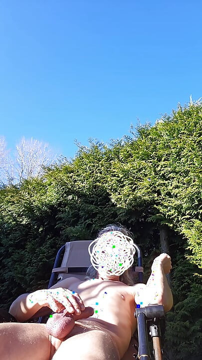 알몸의 소년 거대한 사정. 큰 젖탱이