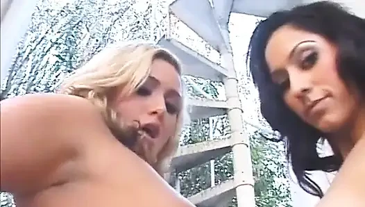 Ünlü porno yıldızları ateşli üçlü grupta yarak paylaşıyor ve döl değiştiriyor