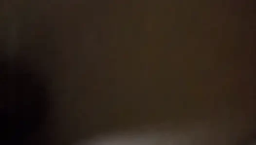 Üvey oğluyla sikişmeye davet edilen kızın ıslak olana kadar yalamak için lezzetli kıllı bir amcığı var