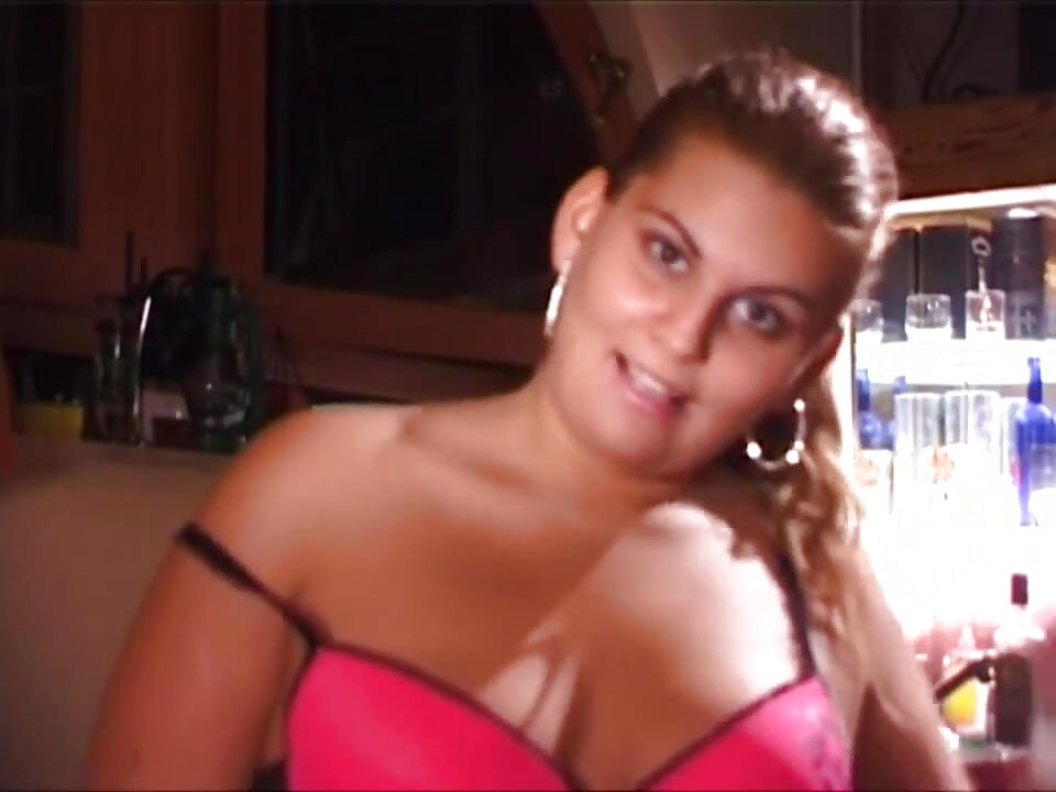 בלונדינית שמנמנה בכוס מזדיינת עם דילדו