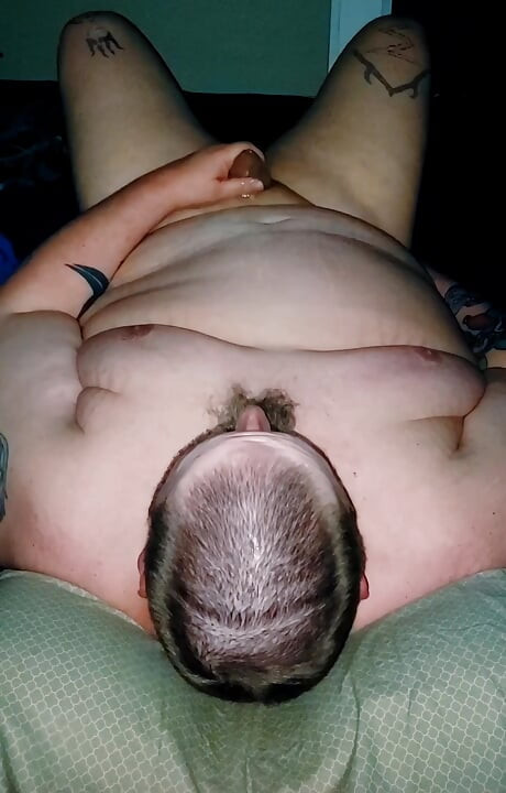 Superchub jugando con su pequeña polla sin cortar, con corrida
